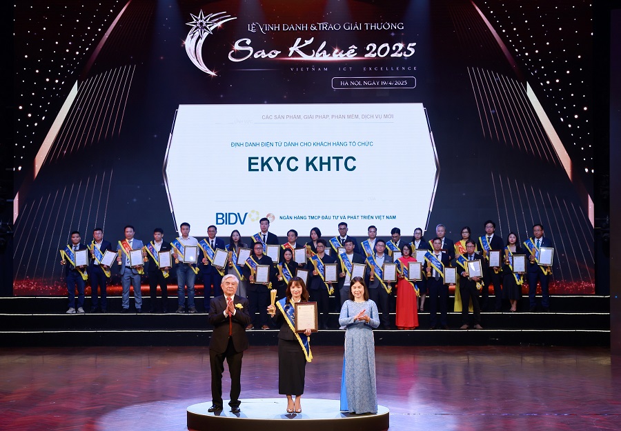 Đại diện BIDV nhận giải thưởng Sao Khuê năm 2025 cho giải pháp định danh điện tử Khách hàng tổ chức