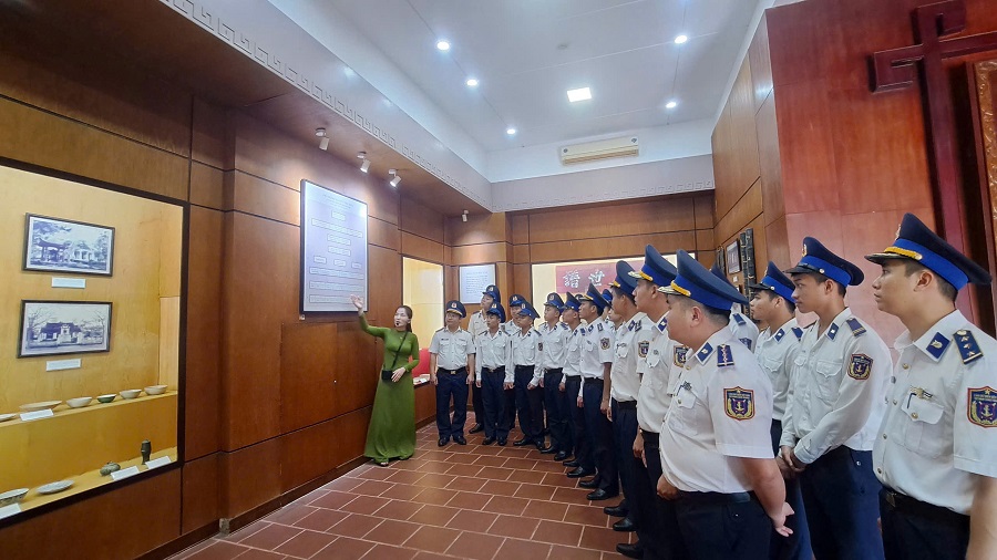 Ảnh 2: Hoạt động “Hành trình về nguồn” thăm các khu di tích, lịch sử