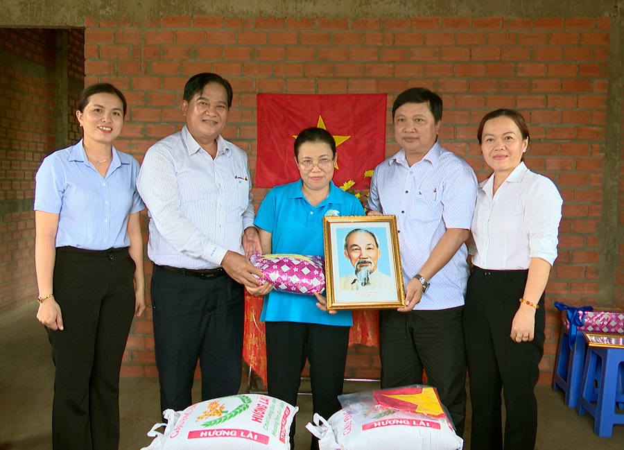 Đại diện địa phương tặng quà chúc mừng gia đình chị Võ Thị Kimn Thoa.