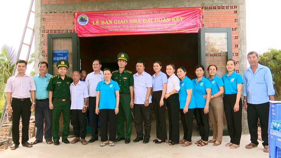 Bộ đội Biên phòng Long An bàn giao nhà “Đại đoàn kết”