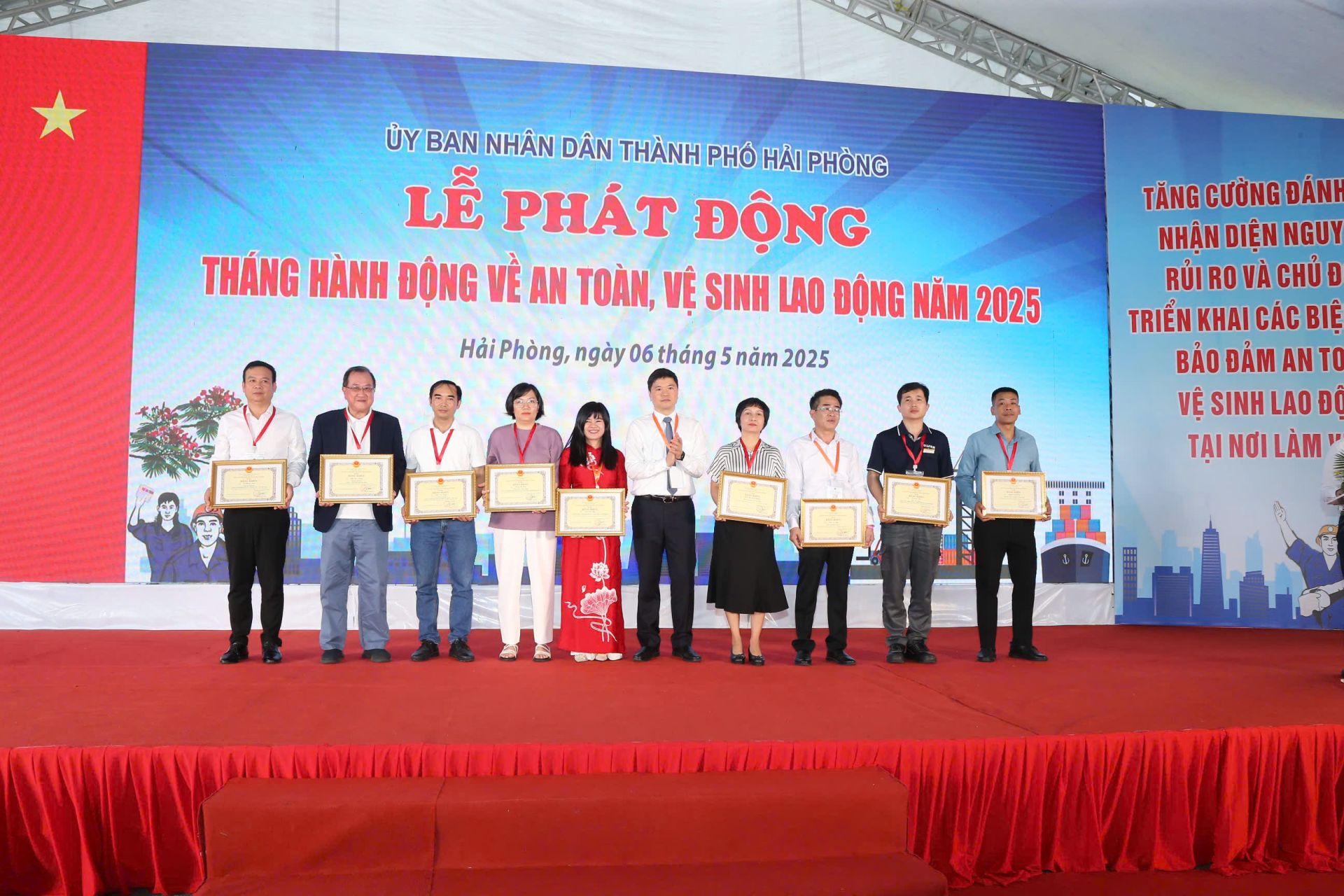 Các tập thể, cá nhân được khen thưởng.