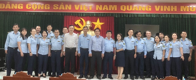 Lãnh đạo Sở Công Thương Bình Định chụp ảnh lưu niệm cùng lãnh đạo Chi cục QLTT Bình Định và lãnh đạo các phòng, ban, các Đội QLTT… Ảnh: Viết Hiền.