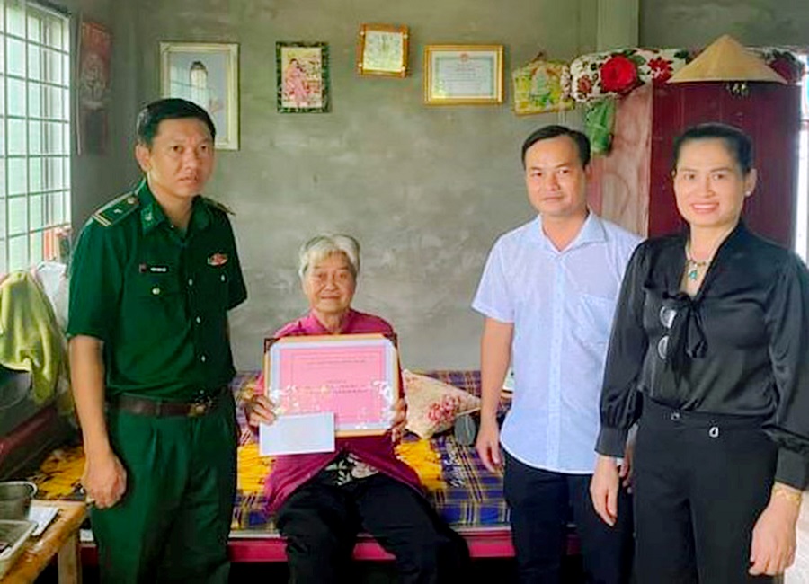 Đồn Biên phòng Bình Thạnh phối hợp cấp ủy, chính quyền địa phương trao tặng quà hỗ trợ người cao tuổi trong mô hình “Chăm sóc, hỗ trợ người cao tuổi có hoàn cảnh đặc biệt khó khăn”