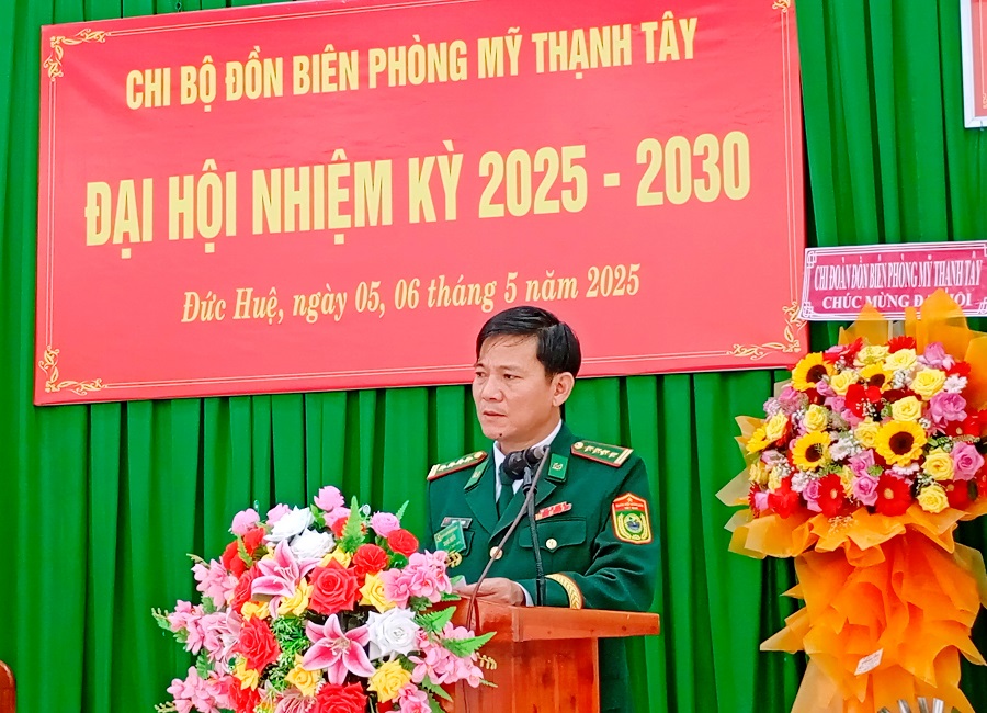 Đại tá Dương Văn Dược, Bí thư Đảng uỷ, Chính ủy BĐBP tỉnh phát biểu chỉ đạo tại đại hội Chi bộ Đồn Biên phòng Mỹ Thạnh Tây