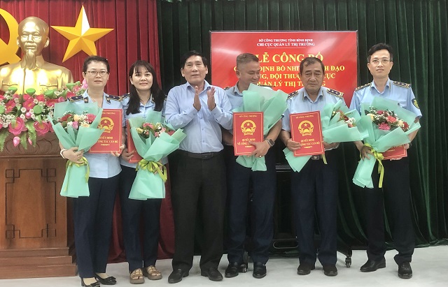 Lãnh đạo các Đội QLTT nhận Quyết định bổ nhiệm từ Giám đốc Sở Công Thương Bình Định (thứ 3 từ trái qua). Ảnh: VH