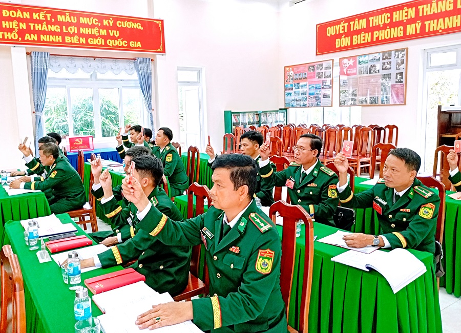 Các đại biểu biểu quyết thông qua văn kiện đại hội