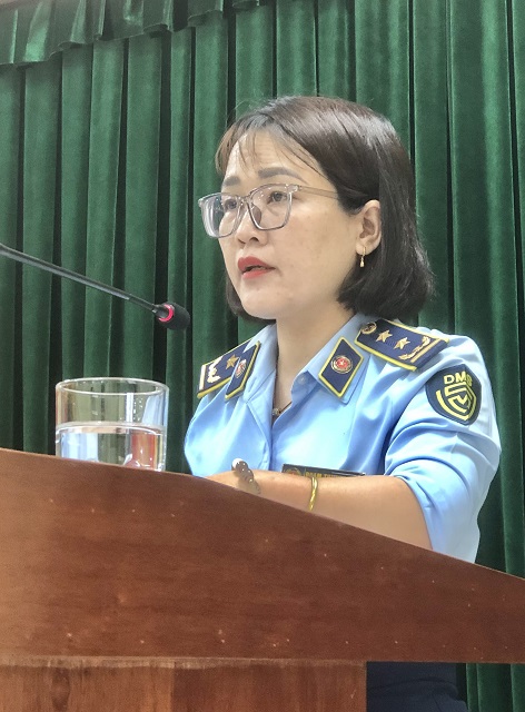 Bà Phạm Thị Thu Hiền thay mặt lãnh đạo các phòng chức năng phát biểu ý kiến nhận nhiệm vụ. Ảnh: VH