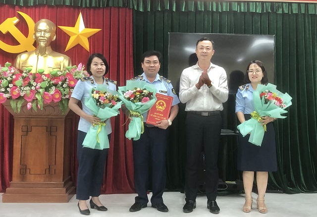 8- Ông Võ Mai Hưng, Phó bí thư Đảng bộ Sở Công Thương Bình Định (thứ 3 từ trái qua) trao Quyết định Về công tác cán bộ và tặng hoa cho ông Phạm Thanh Hiền (thứ 2 từ trái qua), cùng các vị là Phó bí thư và Chi uỷ viên Chi bộ Chi cục QLTT Bình Định. Ảnh: VH