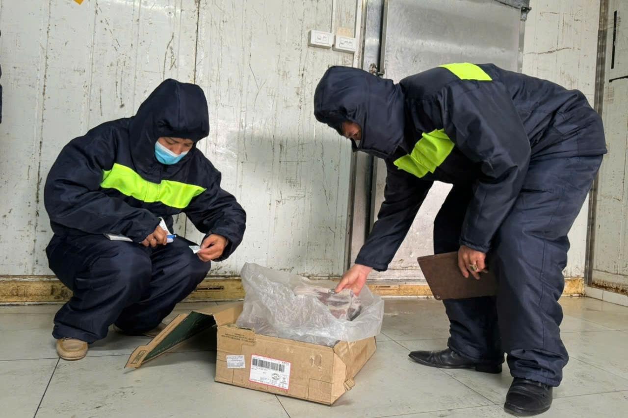 Lực lượng chức năng truy xuất nguồn gốc sản phẩm. Ảnh: Mai Hoa Lực lượng chức năng truy xuất nguồn gốc sản phẩm. Ảnh: Mai Hoa