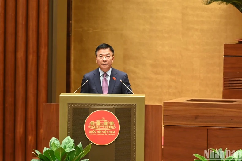Phó Thủ tướng Lê Thành Long, thừa ủy quyền của Thủ tướng Chính phủ trình bày Tờ trình. (Ảnh: BÙI GIANG) Phó Thủ tướng Lê Thành Long, thừa ủy quyền của Thủ tướng Chính phủ trình bày Tờ trình. (Ảnh: BÙI GIANG)