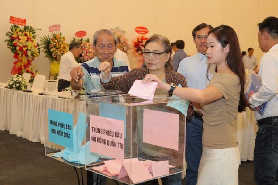 Các cổ đông bỏ phiếu bầu HĐQT nhiệm kỳ 2025-2030. Các cổ đông bỏ phiếu bầu HĐQT nhiệm kỳ 2025-2030.