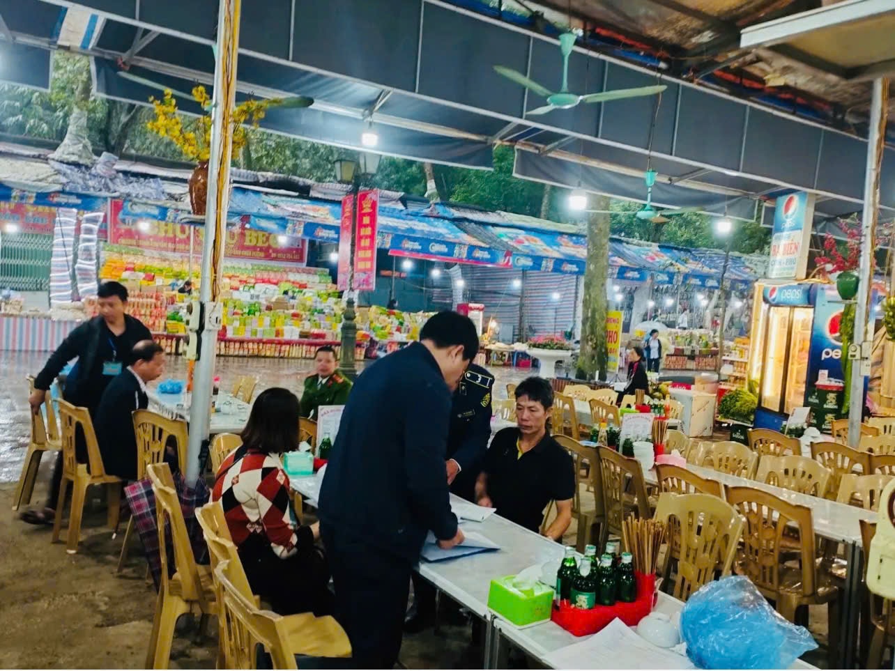 Đoàn kiểm tra liên ngành của huyện Mỹ Đức và xã Hương Sơn kiểm tra nguồn thực phẩm tại một cơ sở kinh doanh ăn uống trên địa bàn xã. Ảnh: Văn Biên Đoàn kiểm tra liên ngành của huyện Mỹ Đức và xã Hương Sơn kiểm tra nguồn thực phẩm tại một cơ sở kinh doanh ăn uống trên địa bàn xã. Ảnh: Văn Biên