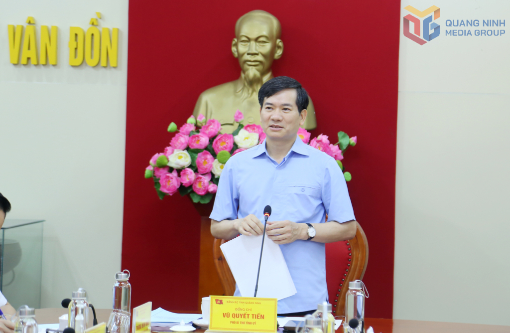 Ông Vũ Quyết Tiến, Phó Bí thư Tỉnh ủy Quảng Ninh, chủ trì buổi làm việc với Ban Thường vụ Huyện ủy Vân Đồn. Ông Vũ Quyết Tiến, Phó Bí thư Tỉnh ủy Quảng Ninh, chủ trì buổi làm việc với Ban Thường vụ Huyện ủy Vân Đồn.