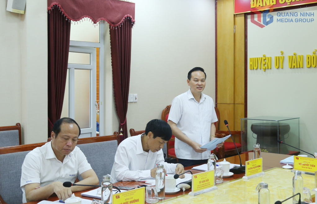 Ông Trương Mạnh Hùng, Bí thư Huyện ủy Vân Đồn, báo cáo tại cuộc làm việc. Ông Trương Mạnh Hùng, Bí thư Huyện ủy Vân Đồn, báo cáo tại cuộc làm việc.