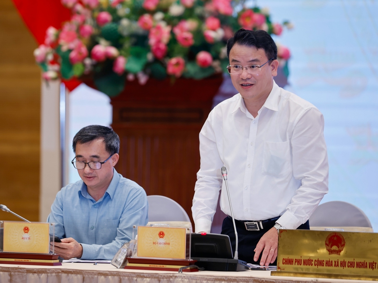 Thứ trưởng Bộ Tài chính Trần Quốc Phương trao đổi thông tin tại Họp báo Chính phủ - Ảnh: VGP/Nhật Bắc