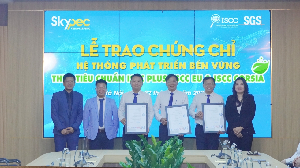 Đại diện SGS Việt Nam trao chứng chỉ hệ thống phát triển bền vững theo tiêu chuẩn ISCC PLUS, ISCC EU và ISCC CORSIA cho Skypec