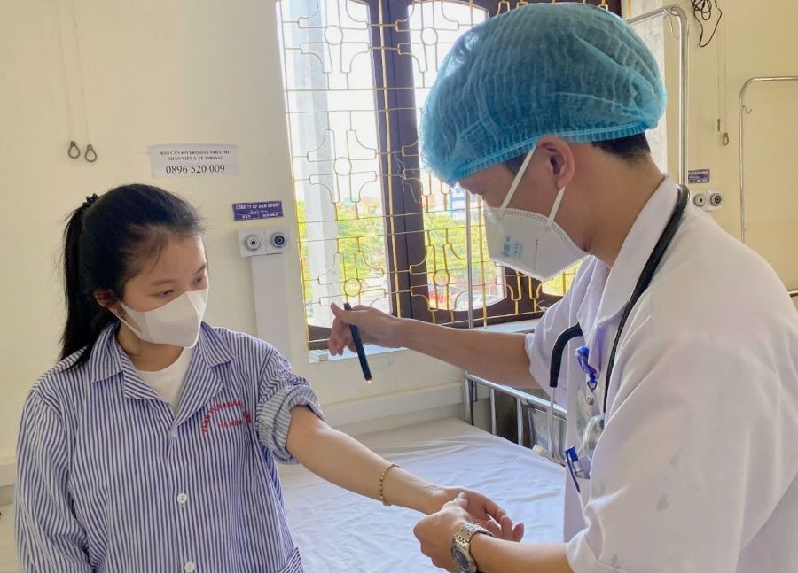 Bác sĩ thăm khám cho bệnh nhân bị thủy đậu tại bệnh viện đa khoa tỉnh.