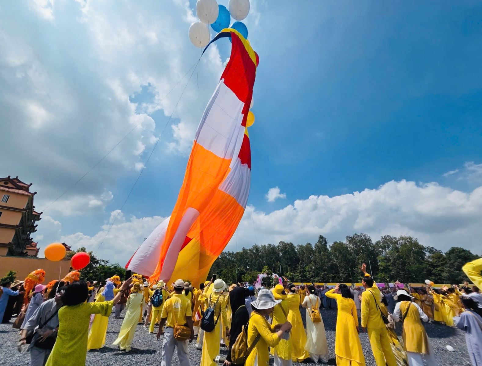 Lá cờ đại diện cho sự hòa hợp, từ bi, bác ái... được kéo lên tại Đại lễ Vesak 2025..