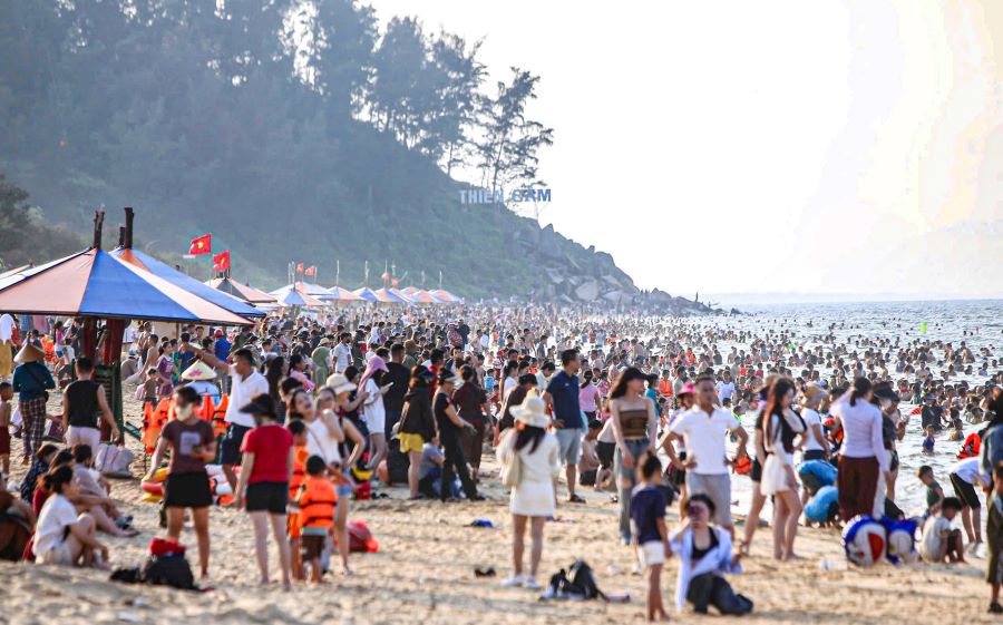 Các bãi biển Hà Tĩnh thu hút rất đông khách du lịch trong dịp nghỉ lễ 30/4 và 1/5. Các bãi biển Hà Tĩnh thu hút rất đông khách du lịch trong dịp nghỉ lễ 30/4 và 1/5.