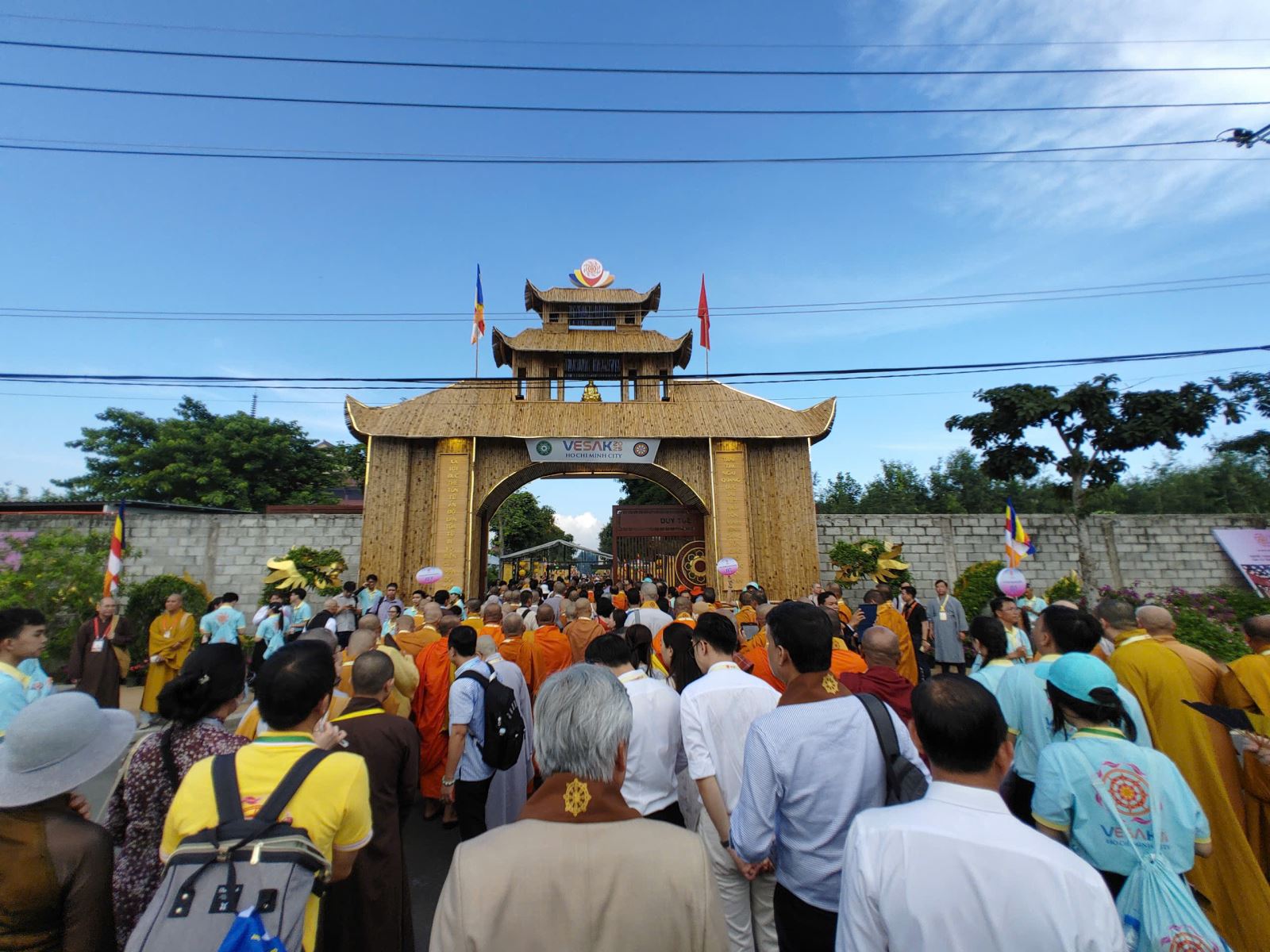 Ngày 6/5, khá đông người dân, tăng ni phật tử đã về Học viện Giáo hội Phật giáo Việt Nam để tham gia Đại lễ Vesak 2025.