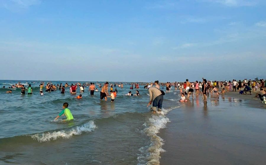 Các bãi biển ở Quảng Trị thu hút khách trong dịp lễ.