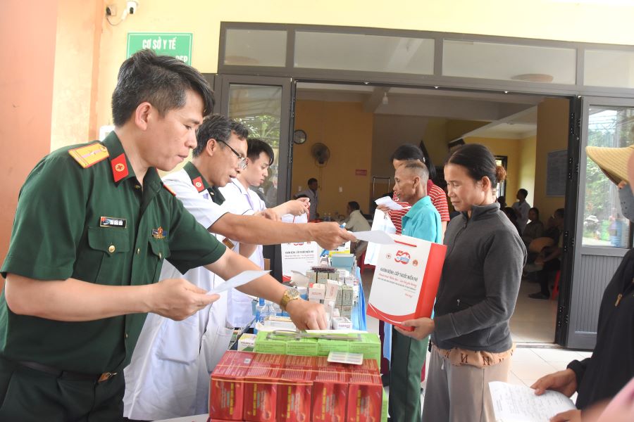 Khám bệnh, cấp phát thuốc miễn phí cho người dân tại xã Hướng Hiệp, huyện Đakrông.