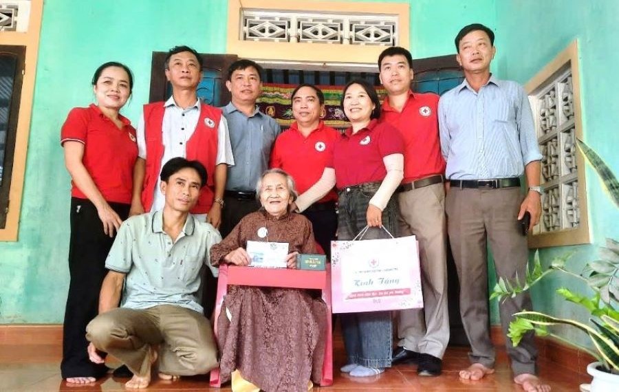 Tặng quà cho gia đình Mẹ Việt Nam anh hùng tại huyện Vĩnh Linh.