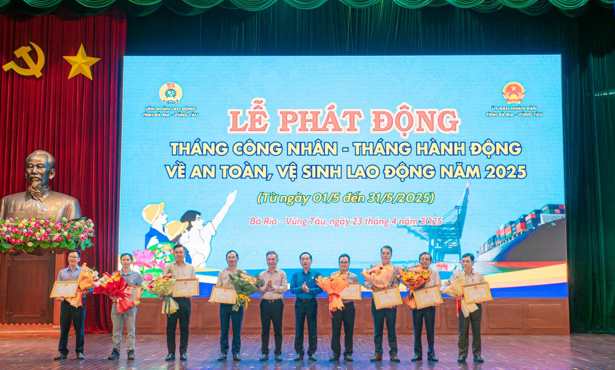 Ông Dương Văn Lễ - Phó Giám đốc công ty EPS (thứ 4 từ phải qua) nhận bằng khen tại buổi Lễ