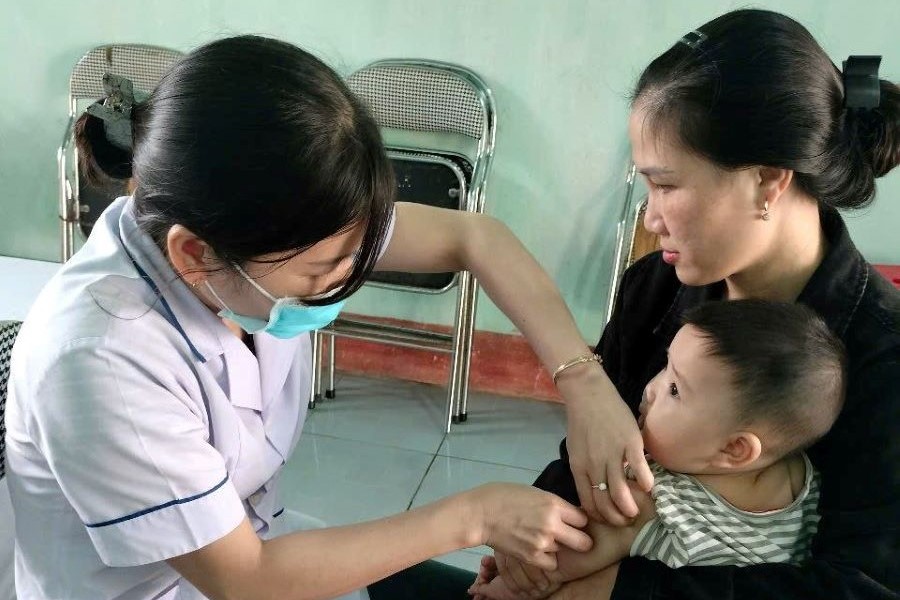 Hà Tĩnh: Gần 10.000 trẻ được tiêm vaccine phòng chống dịch sởi