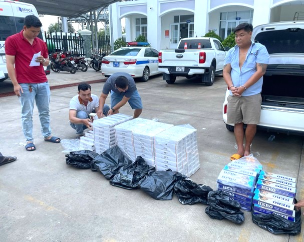 Tạm giữ đối tượng vận chuyển gần 3.000 bao thuốc lá điếu nhập lậu