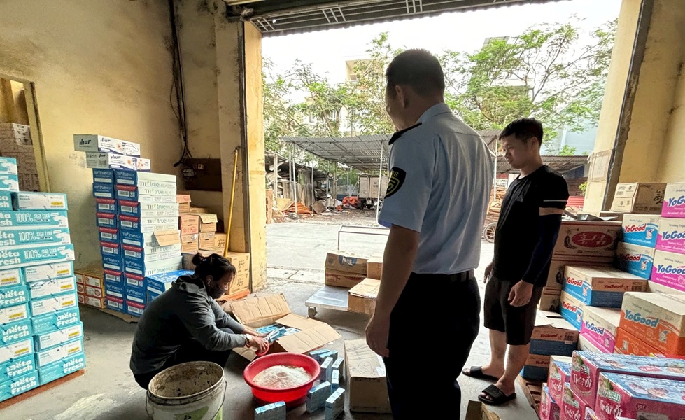 Hải Dương: Tiêu hủy hơn 420 sản phẩm sữa bột béo và sữa nước nhập lậu