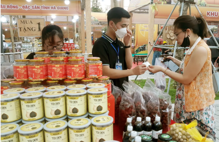 Doanh nghiệp giới thiệu sản phẩm OCOP tới người tiêu dùng tại hội chợ nông sản và sản phẩm OCOP do HPA tổ chức tại huyện Đông Anh. Ảnh: Hoài Nam Doanh nghiệp giới thiệu sản phẩm OCOP tới người tiêu dùng tại hội chợ nông sản và sản phẩm OCOP do HPA tổ chức tại huyện Đông Anh. Ảnh: Hoài Nam