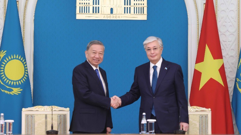Tổng Bí thư Tô Lâm và Tổng thống Kassym-Jomart Tokayev thông qua Tuyên bố chung về thiết lập quan hệ Đối tác chiến lược Việt Nam-Kazakhstan. (Ảnh: TTXVN) Tổng Bí thư Tô Lâm và Tổng thống Kassym-Jomart Tokayev thông qua Tuyên bố chung về thiết lập quan hệ Đối tác chiến lược Việt Nam-Kazakhstan. (Ảnh: TTXVN)