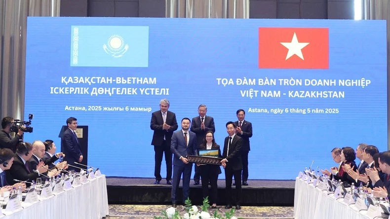 Tổng Bí thư Tô Lâm chứng kiến đại diện Công ty Mareven Food Central (Doanh nghiệp Việt Nam tại Kazakhstan) trao tặng 10 xe cứu thương cho chính quyền Kazakhstan. (Ảnh: Thống Nhất/TTXVN) Tổng Bí thư Tô Lâm chứng kiến đại diện Công ty Mareven Food Central (Doanh nghiệp Việt Nam tại Kazakhstan) trao tặng 10 xe cứu thương cho chính quyền Kazakhstan. (Ảnh: Thống Nhất/TTXVN)
