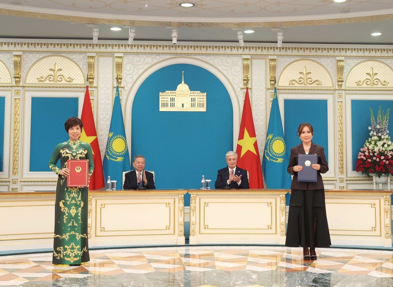 Tổng Bí thư Tô Lâm chứng kiến Lễ trao các văn kiện hợp tác Việt Nam-Kazakhstan