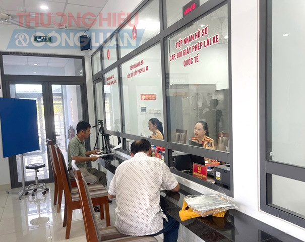 Phòng CSGT tiến hành làm thủ tục cấp đổi giấy phép lái xe cho người dân