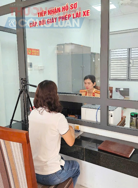 Phòng CSGT tiến hành làm thủ tục cấp đổi giấy phép lái xe cho người dân