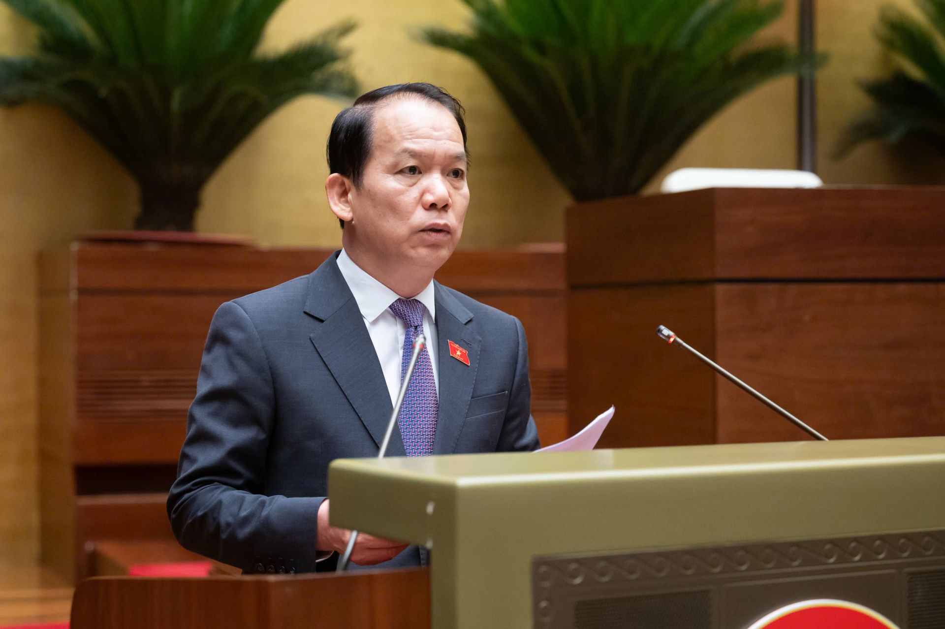 Chủ nhiệm Ủy ban Pháp luật và Tư pháp Hoàng Thanh Tùng trình bày Báo cáo thẩm tra dự án Luật Tổ chức chính quyền địa phương (sửa đổi) Chủ nhiệm Ủy ban Pháp luật và Tư pháp Hoàng Thanh Tùng trình bày Báo cáo thẩm tra dự án Luật Tổ chức chính quyền địa phương (sửa đổi)