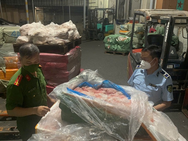 Lực lượng chức năng kiểm tra kho hàng Lực lượng chức năng kiểm tra kho hàng