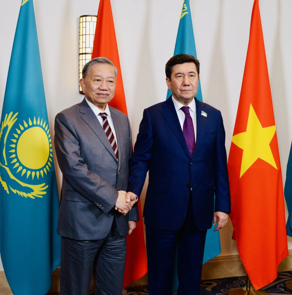 Tổng Bí thư Tô Lâm hội kiến Chủ tịch Hạ viện Kazakhstan