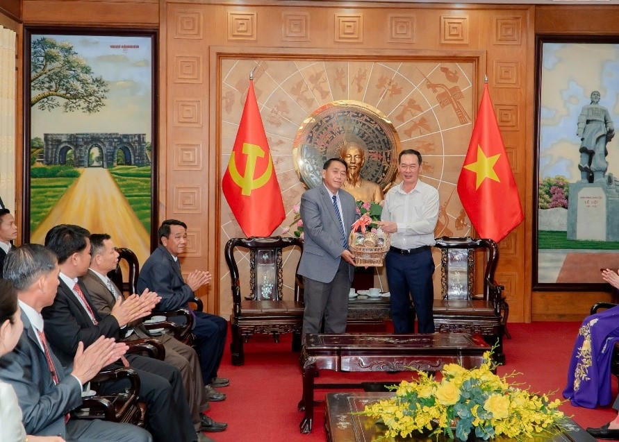 Vi Tênh Chư Mây Tềnh, Chủ tịch Ủy ban Mặt trận Lào xây dựng đất nước tỉnh Hủa Phăn, tặng quà lưu niệm cho tỉnh Thanh Hóa.