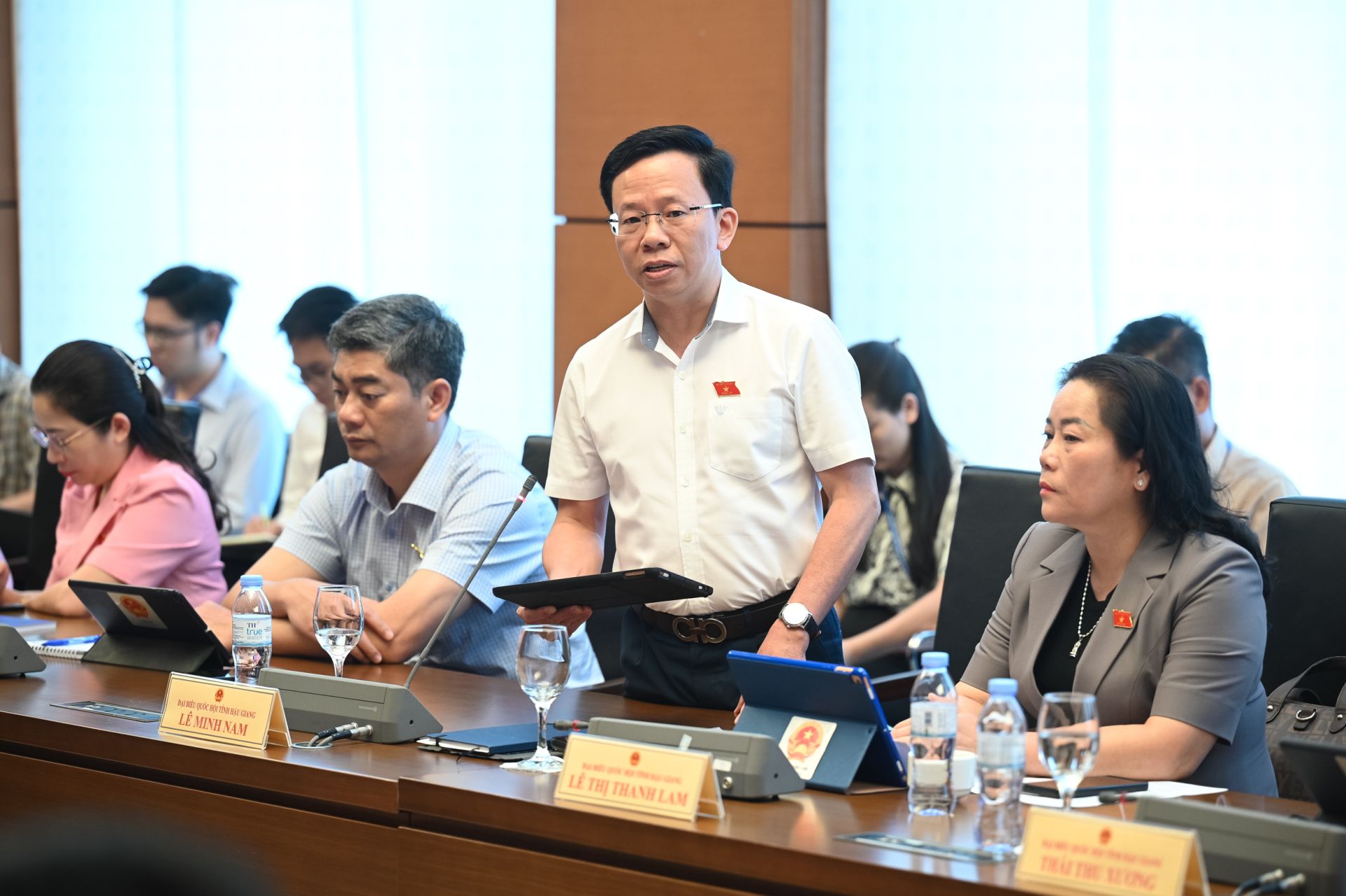 Đại biểu Lê Minh Nam - Đoàn Hậu Giang phát biểu tại phiên thảo luận tổ