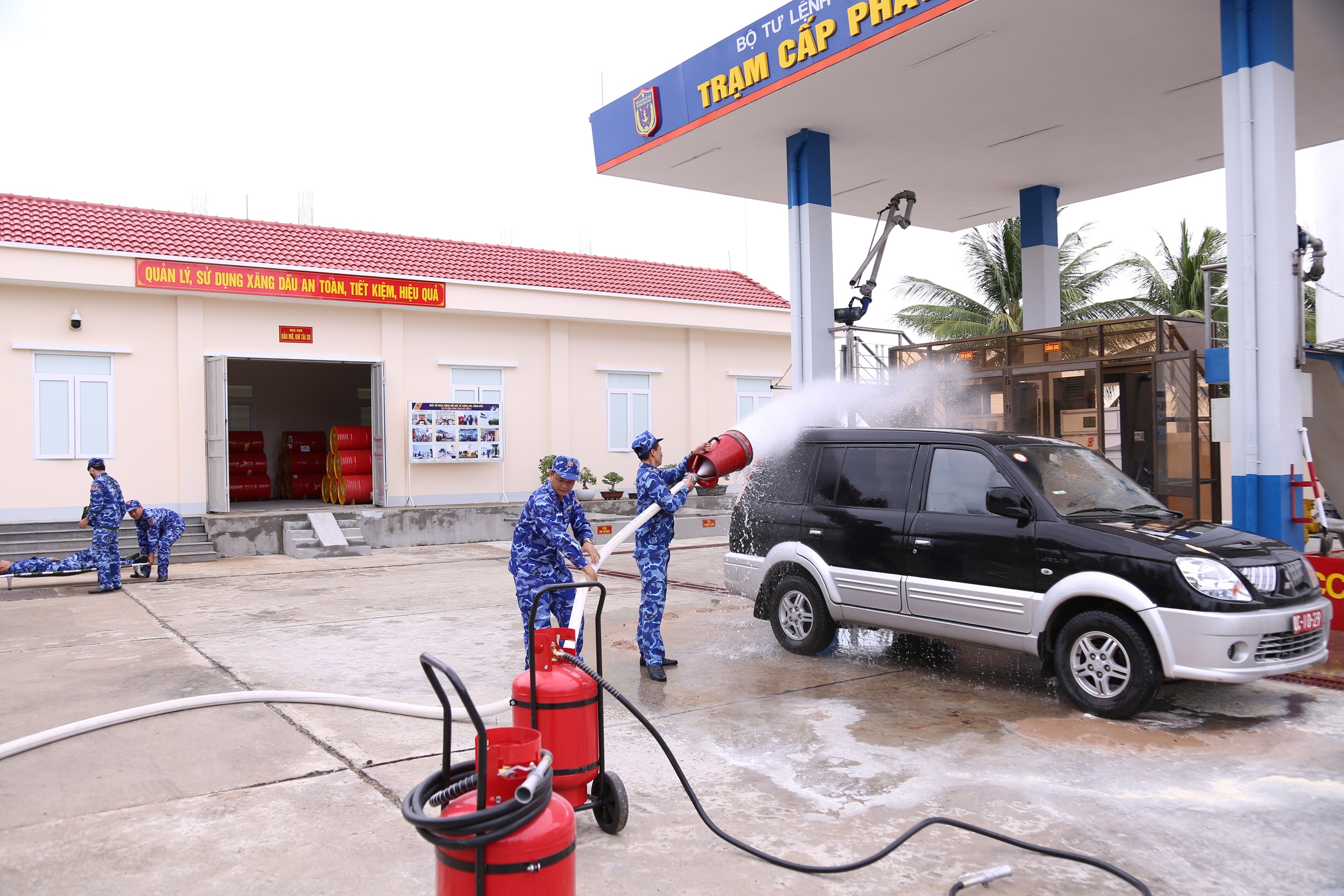 Cán bộ, chiến sỹ BTL Vùng huấn luyện bảo đảm an toàn kho xăng dầu.