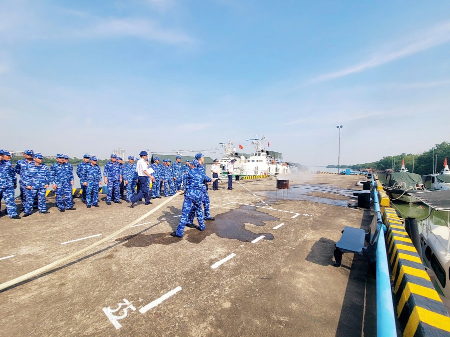 Phần thi rải, thu vòi rồng dập cháy được tổ chức bài bản Phần thi rải, thu vòi rồng dập cháy được tổ chức bài bản