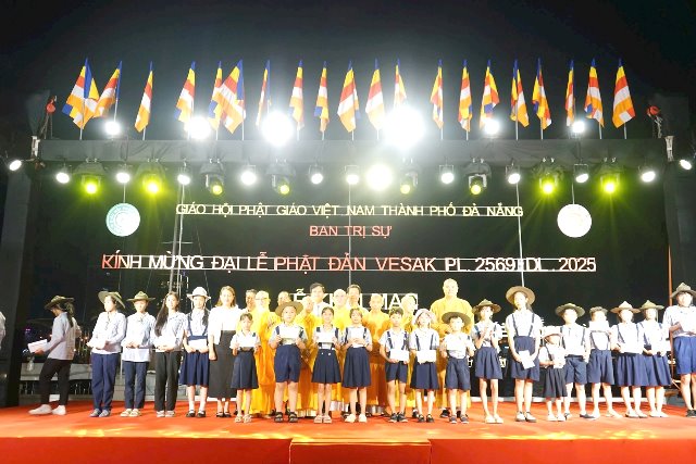 Trao quà cho các đoàn sinh và gia đình phật tử khó khăn.