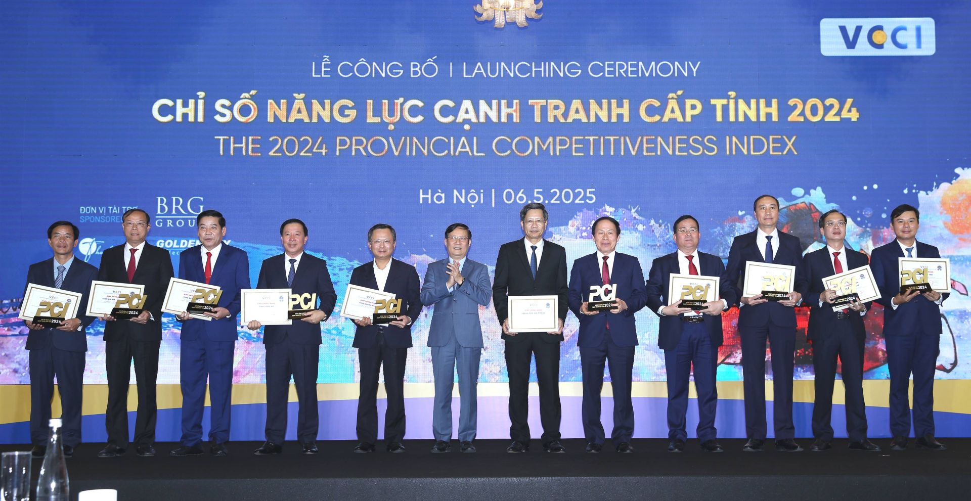Chủ tịch UBND tỉnh – Nguyễn Văn Út (thứ 4 từ trái qua) cùng lãnh đạo các tỉnh, thành phố nhận kỷ niệm chương và Giấy chứng nhận có chất lượng điều hành kinh tế xuất sắc thuộc TOP 10 tỉnh, thành phố có điểm PCI năm 2024 hàng đầu Việt Nam