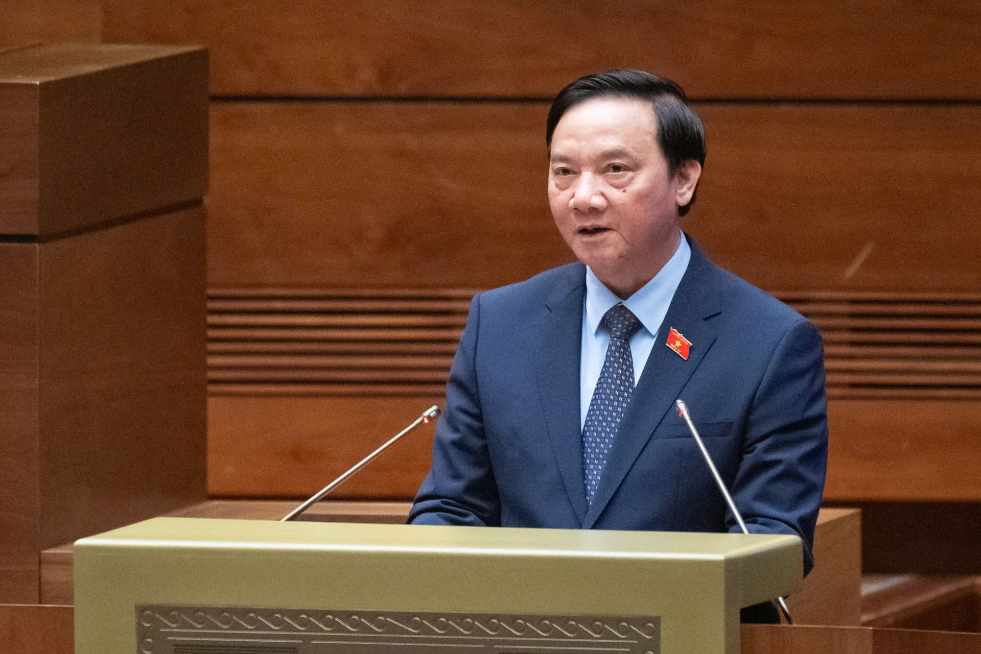 Phó Chủ tịch Quốc hội Nguyễn Khắc Định trình bày Tờ trình dự thảo Nghị quyết của Quốc hội sửa đổi, bổ sung một số điều của Hiến pháp năm 2013 Phó Chủ tịch Quốc hội Nguyễn Khắc Định trình bày Tờ trình dự thảo Nghị quyết của Quốc hội sửa đổi, bổ sung một số điều của Hiến pháp năm 2013