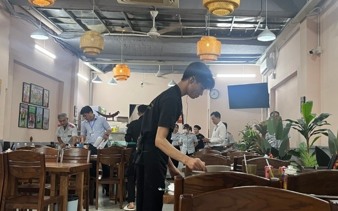 Đoàn kiểm tra an toàn thực phẩm kiểm tra Quán Lòng Chát cơ sở TP. HCM vào trưa 7/5. Ảnh: Báo Dân trí