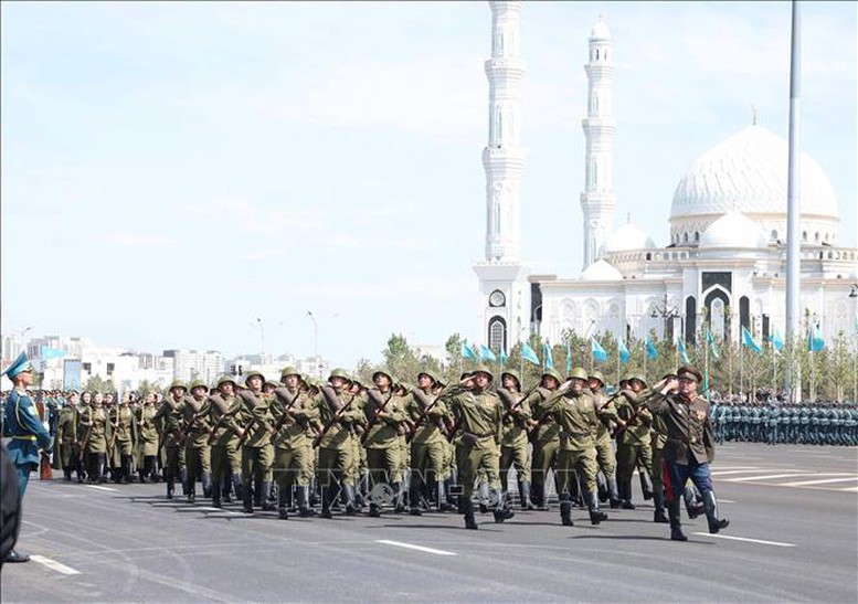Các lực lượng vũ trang Kazakhstan duyệt binh tại buổi lễ. Ảnh: TTXVN Các lực lượng vũ trang Kazakhstan duyệt binh tại buổi lễ. Ảnh: TTXVN