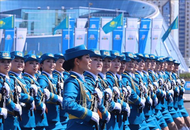 Các lực lượng vũ trang Kazakhstan duyệt binh tại buổi lễ. Ảnh: TTXVN. Các lực lượng vũ trang Kazakhstan duyệt binh tại buổi lễ. Ảnh: TTXVN.
